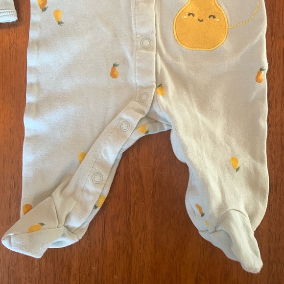 🍓3/$10 Carters Pear Print Newborn Footies - Picture 3 of 7